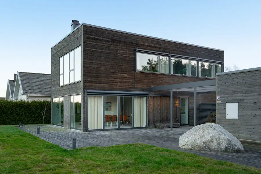Modern villa i mörkt trä